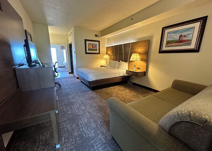 Mackinaw Beach And Bay Inn & Suites