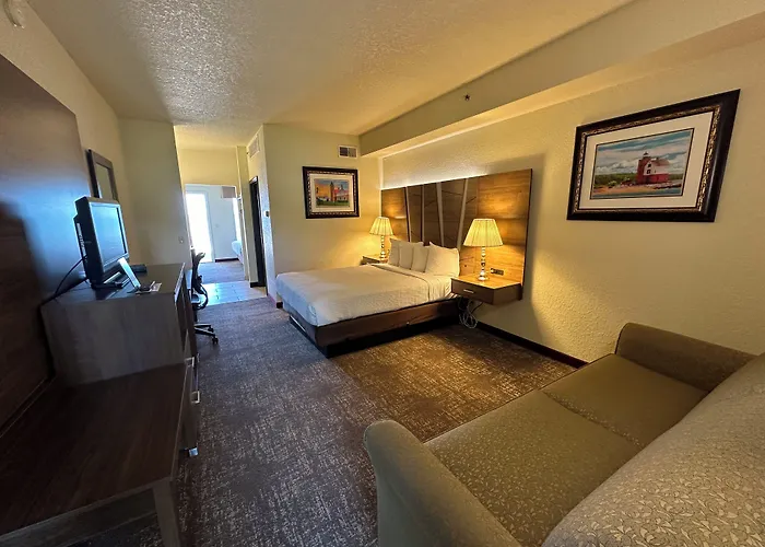 Mackinaw Beach And Bay Inn & Suites