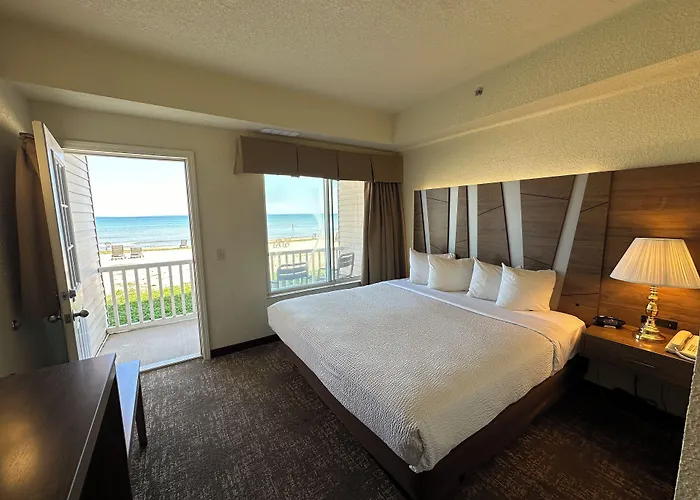 Mackinaw Beach And Bay Inn & Suites