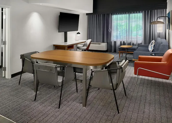 Courtyard By Marriott Kansas City Shawnee