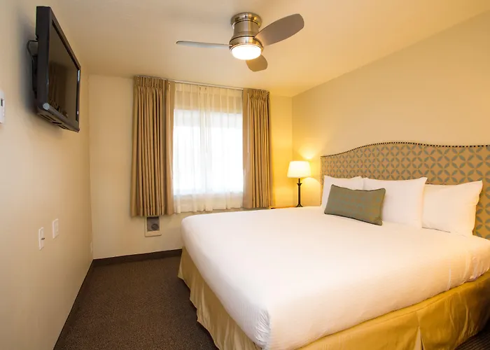 Pelican Shores Inn