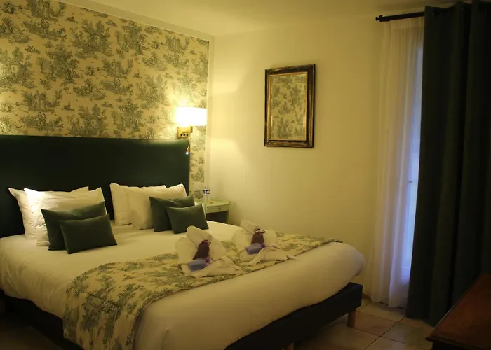 Logis Hotel La Bastide De Grignan & Restaurant La Chenaie