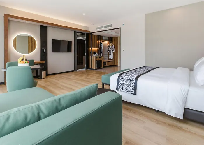 The Everly Lhesson Kuching