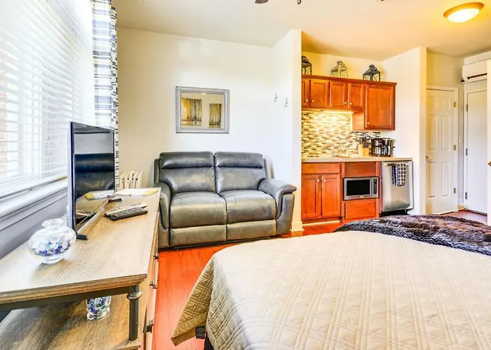 Studio Retreat With Pool, Trails And Lake Access