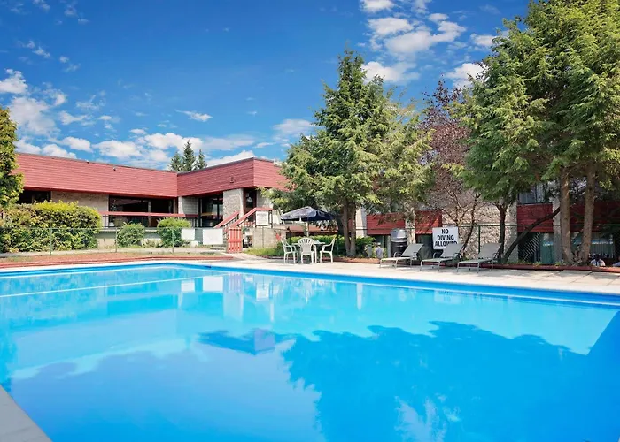 Ramada By Wyndham Pinewood Park Resort North Bay