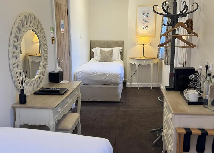 The Old Fourpenny Shop Hotel Warwick 