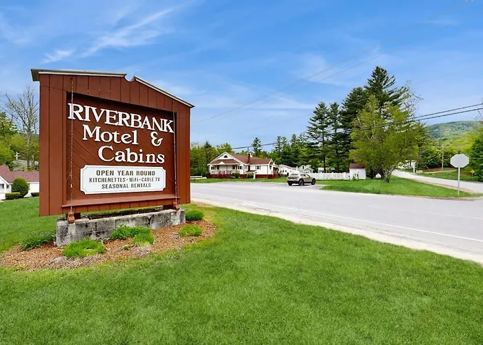 Cute Riverfront Cabin In Great Location W/ Shared Pool, Kitchenette, & Free Wifi