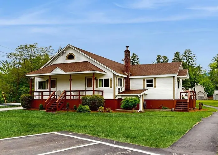 Cute Riverfront Cabin In Great Location W/ Shared Pool, Kitchenette, & Free Wifi