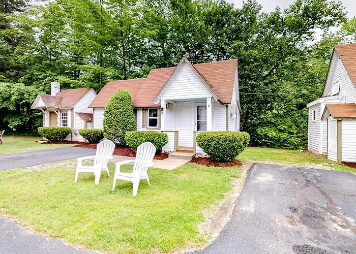 Cute Riverfront Cabin In Great Location W/ Shared Pool, Kitchenette, & Free Wifi