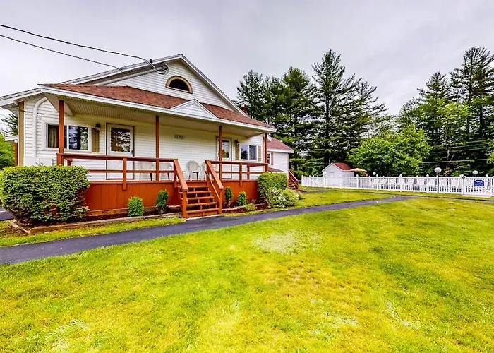 Cute Riverfront Cabin In Great Location W/ Shared Pool, Kitchenette, & Free Wifi