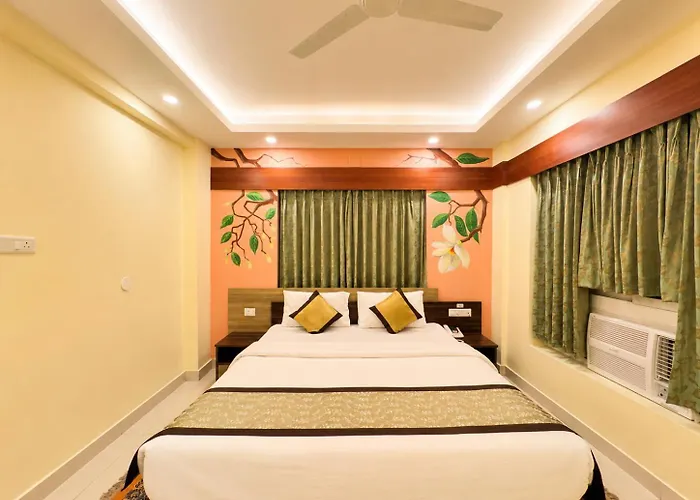 Wildberrys Inn - Luxurious Stay - Free Breakfast - Swimming Pool - Room With Living Room