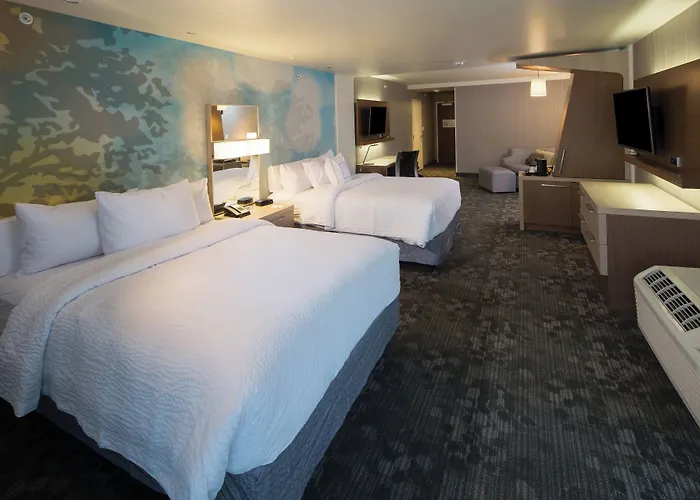 Courtyard By Marriott Bay City