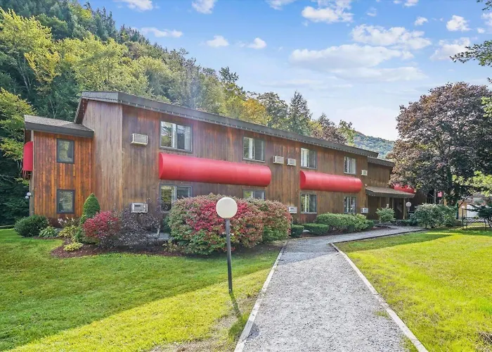 105 Cedarbrook Hotel Room