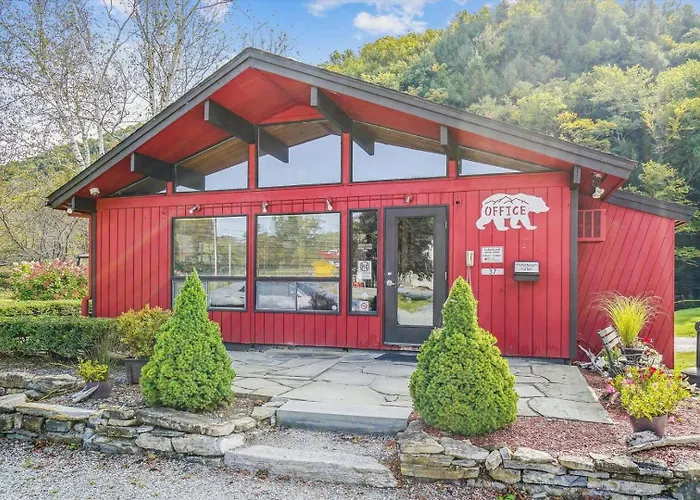 107 Cedarbrook Queen Studio