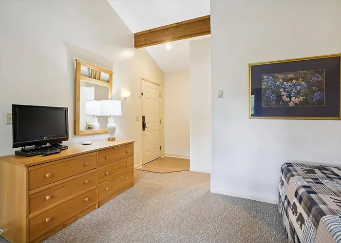 104 Cedarbrook Hotel Room