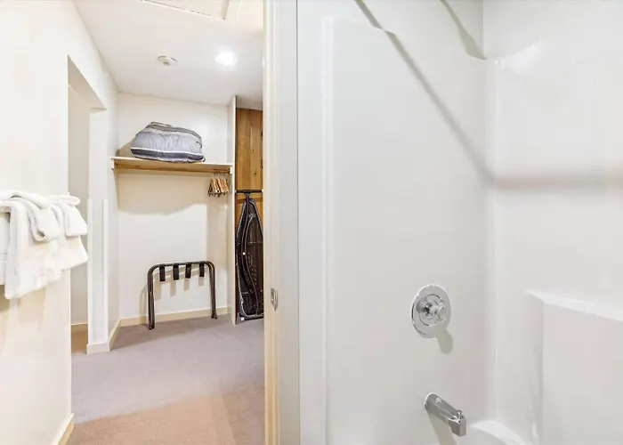 219 Cedarbrook Hotel Room